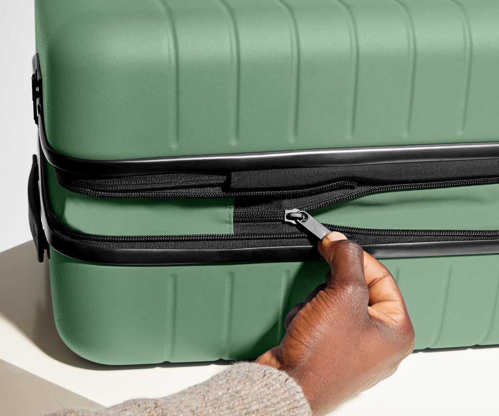 Away The Medium Flex Suitcase - Sea Green