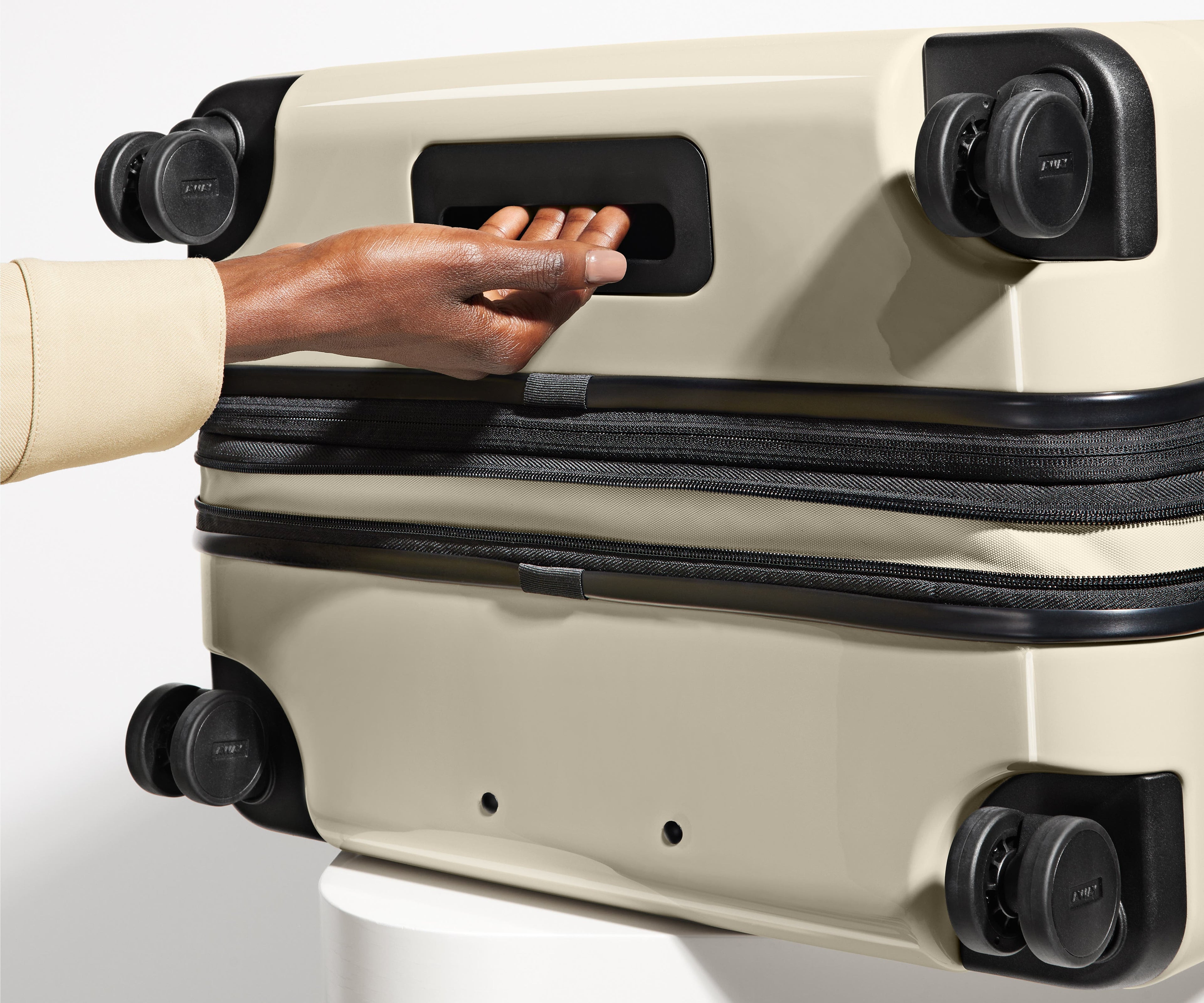 Away The Medium Flex Suitcase - Salt White (Gloss)
