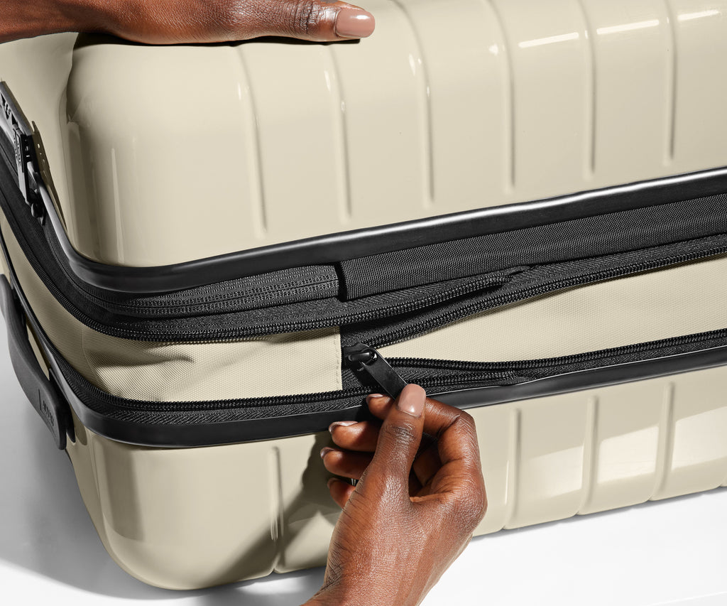 Away The Large Flex Suitcase - Salt White (Gloss)