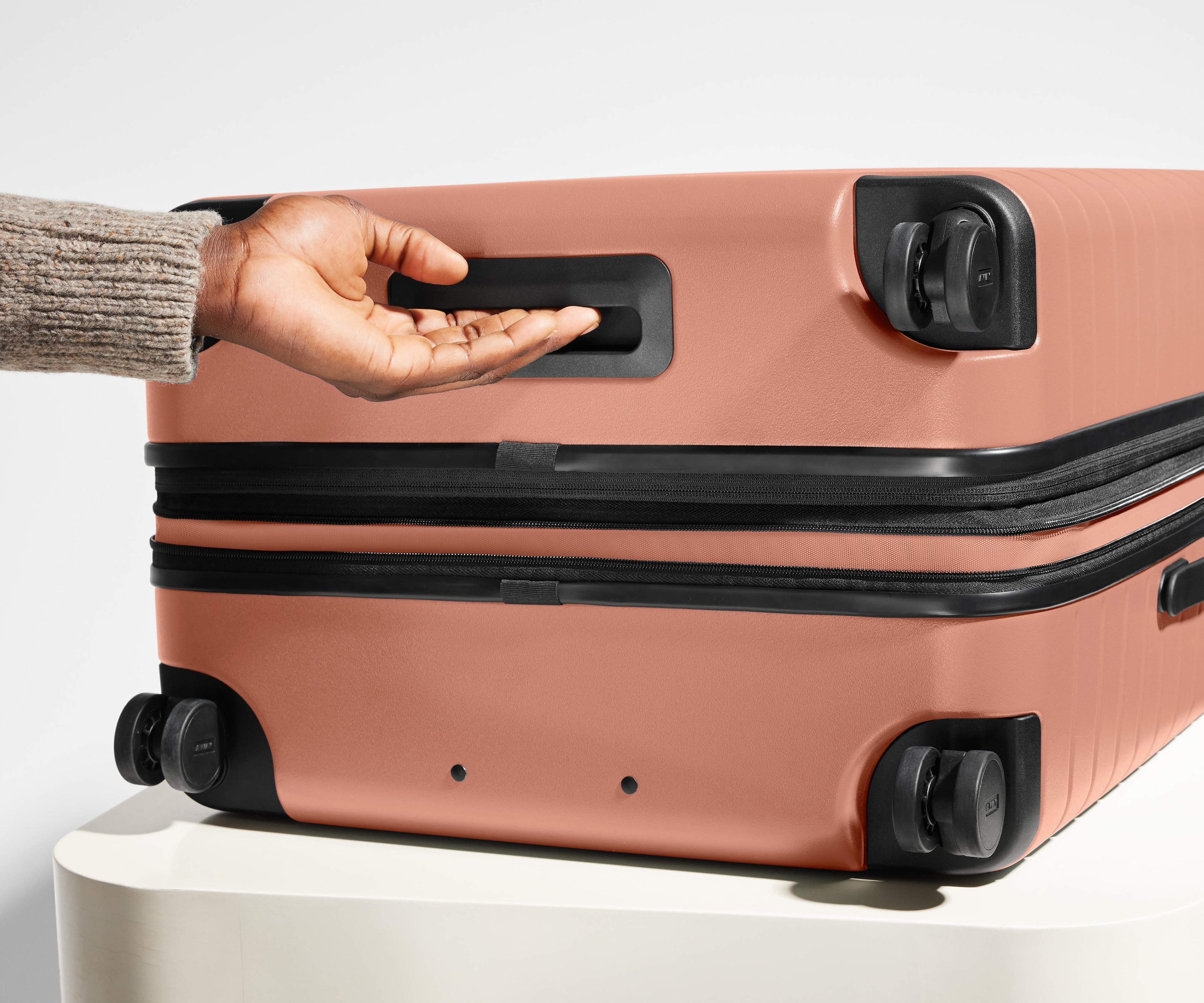 Away The Medium Flex Suitcase - Clay Pink