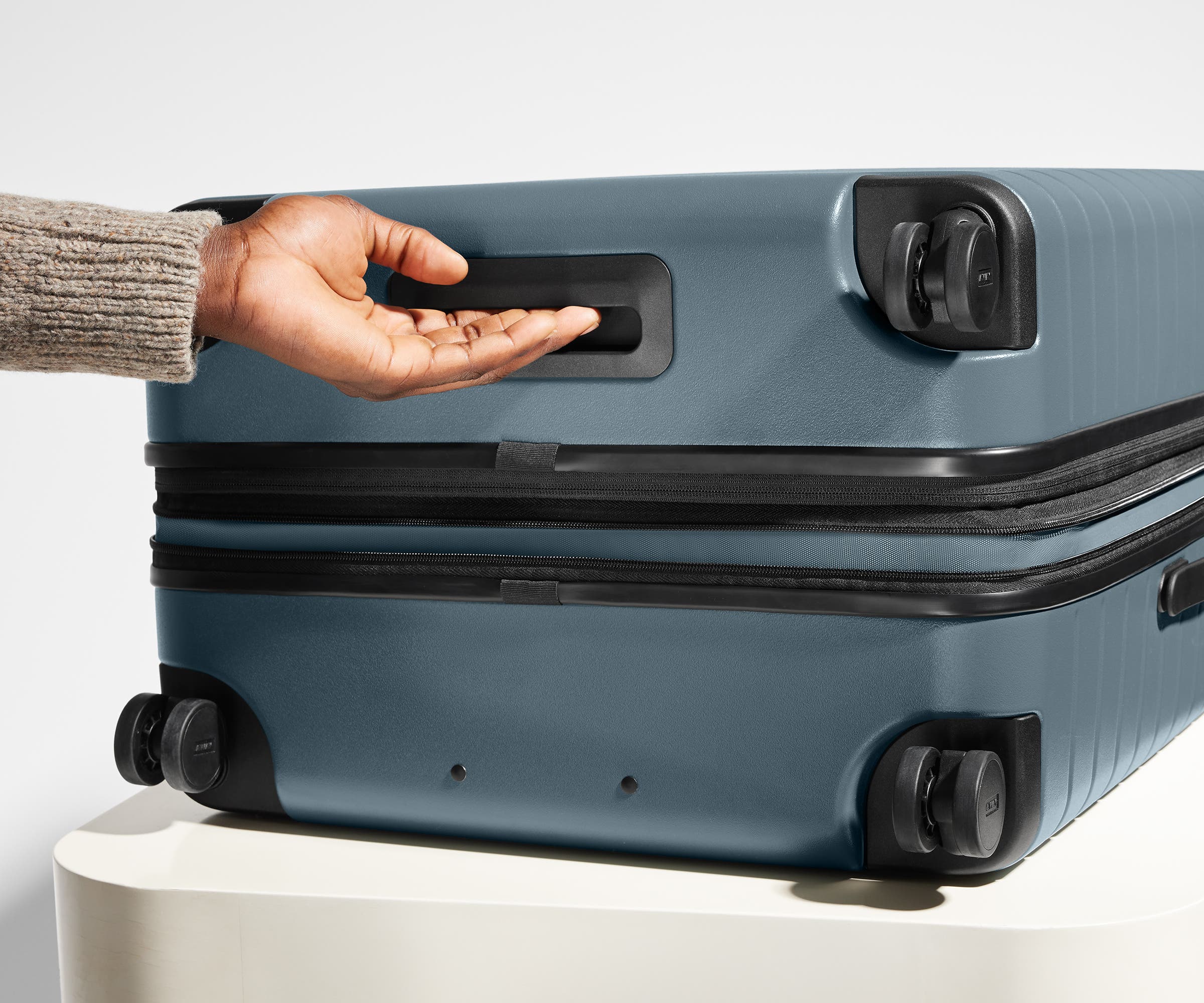 Away The Medium Flex Suitcase - Coast Blue